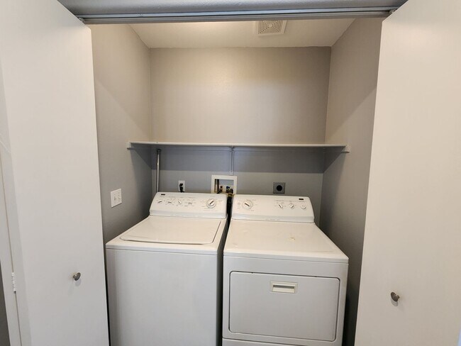 Building Photo - HENDERSON: 3 bed/2.5 bath Townhome with Spacious Kitchen, Private Backyard, Large Primary Suite &...