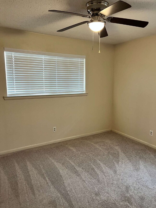 Building Photo - 2730 King Cole Dr