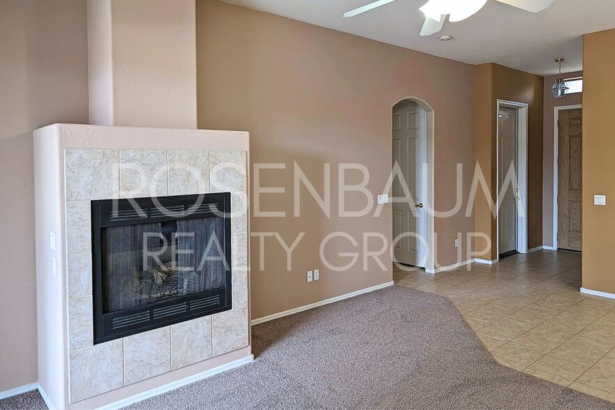 Building Photo - Charming 3-bedrooms, 2-baths home in the d...