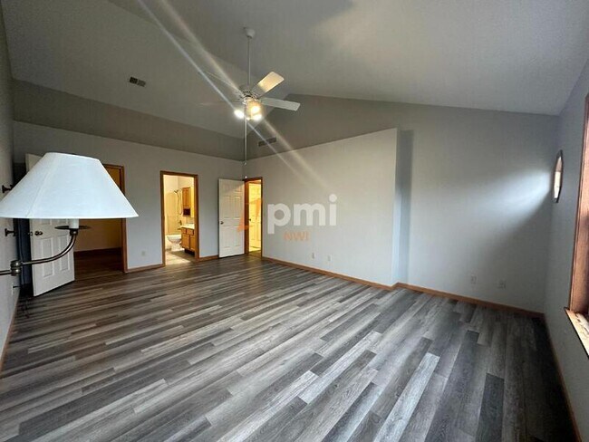 Building Photo - 343 Independence Dr