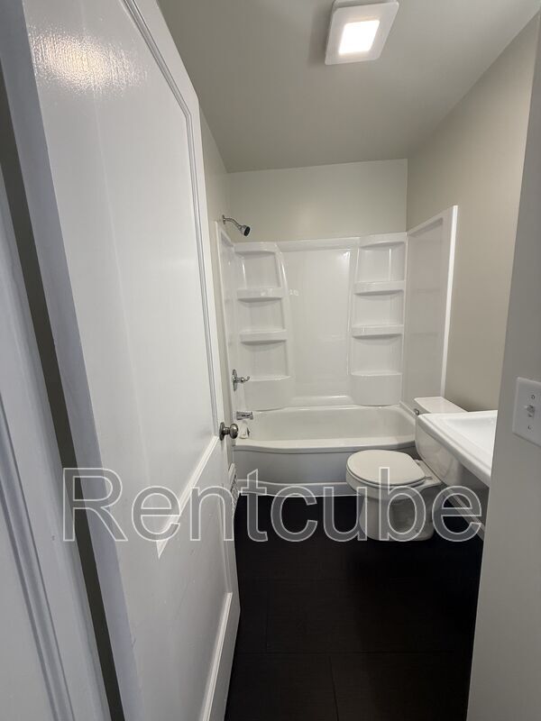 Building Photo - 3025 Windsor Ave