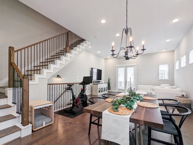 Building Photo - 1114 W 15th 1/2 St