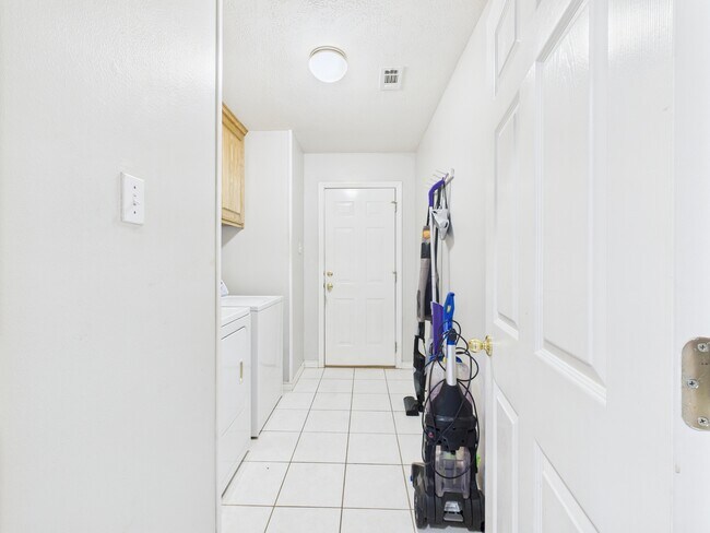 Building Photo - 3203 Von Trapp Ln
