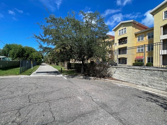 quiet location on cul de sac with bike path to park - 6604 S Mascotte St