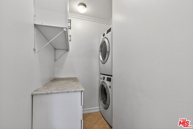 Building Photo - 322 25th St