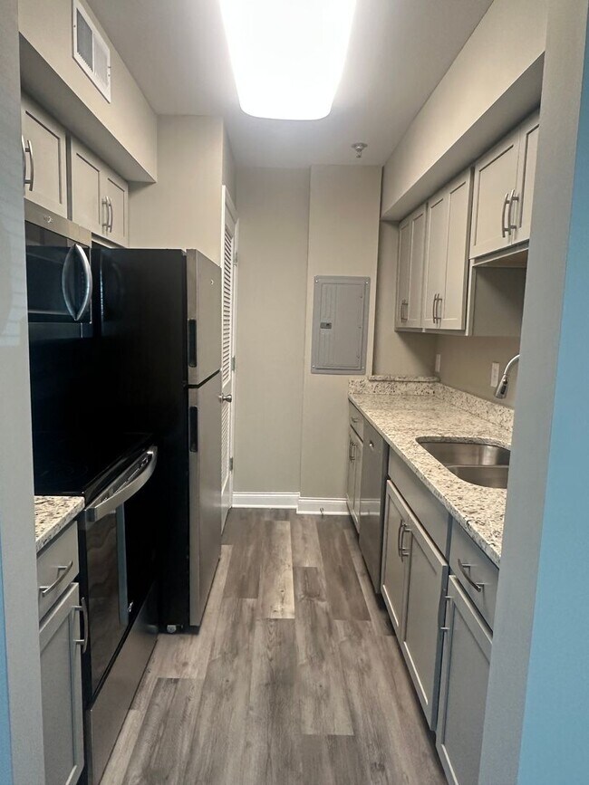 Building Photo - Stylish 2-Bed, 1.5-Bath Condo | Pool, Gym ...