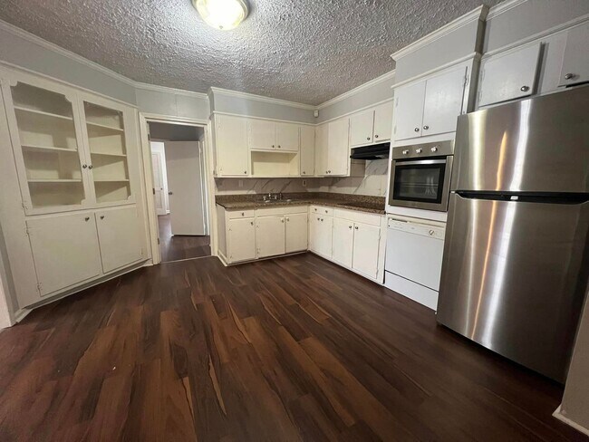 Building Photo - Beautiful Brick 3 bed/2 bath home!