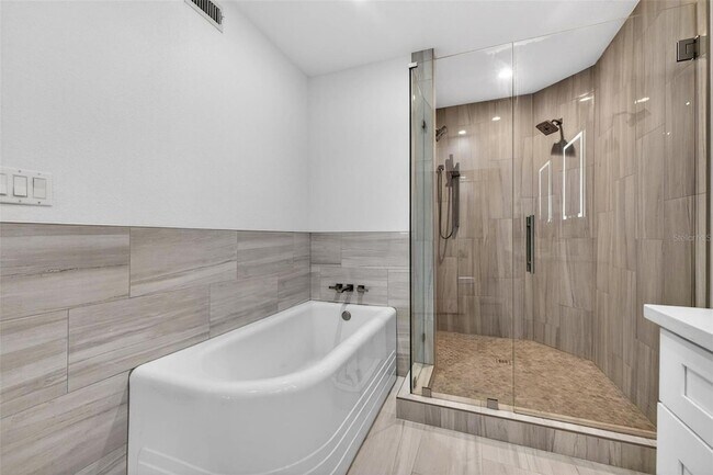 Building Photo - 922 N Shore Dr NE