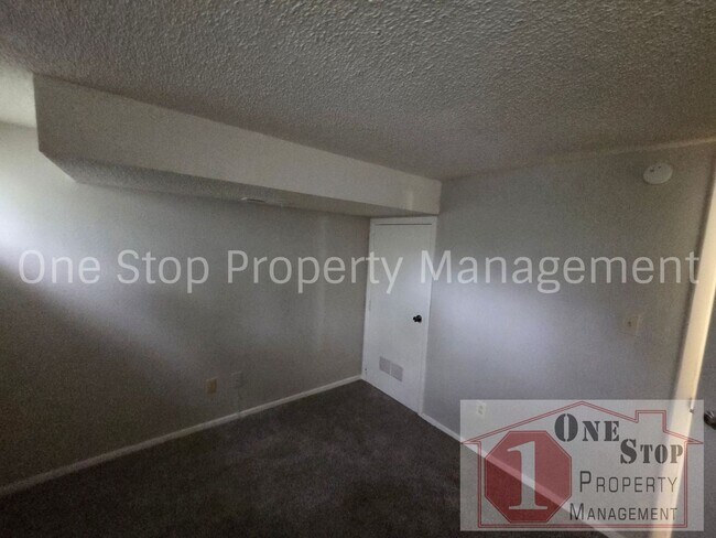 Building Photo - Renovated 3-bedroom, 2-bathroom home in Lee's Summit!