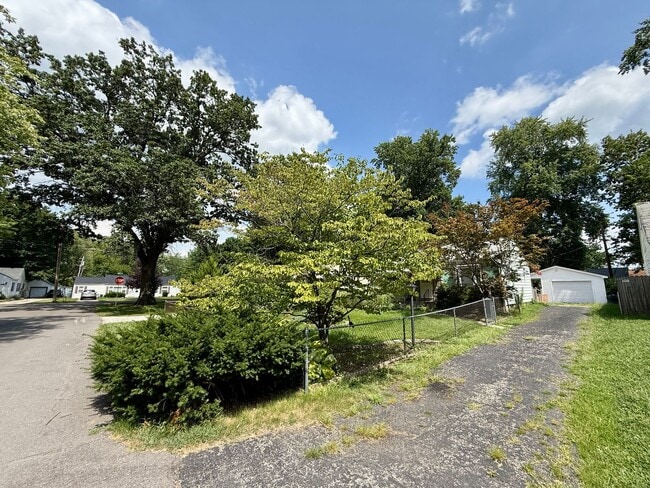 Building Photo - 2 Bed / 1 Bath House with lots of Features...