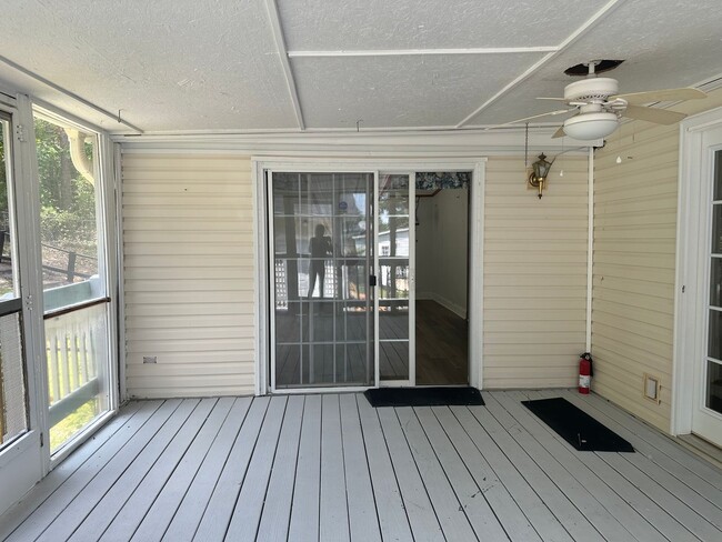Building Photo - 4 bedroom 2 bathroom spacious home!