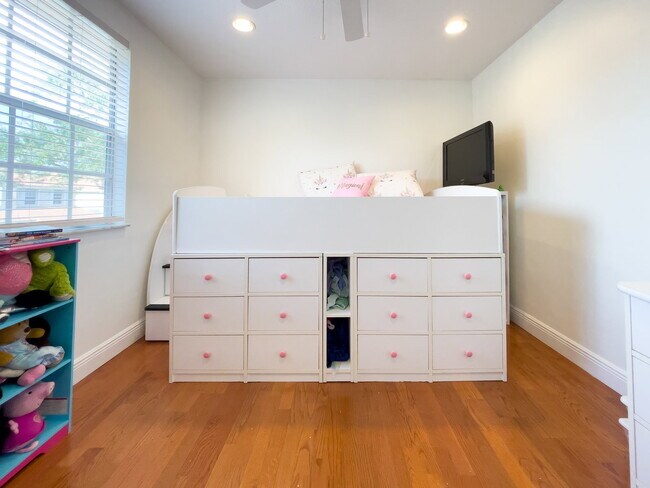Building Photo - 931 Opal Terrace