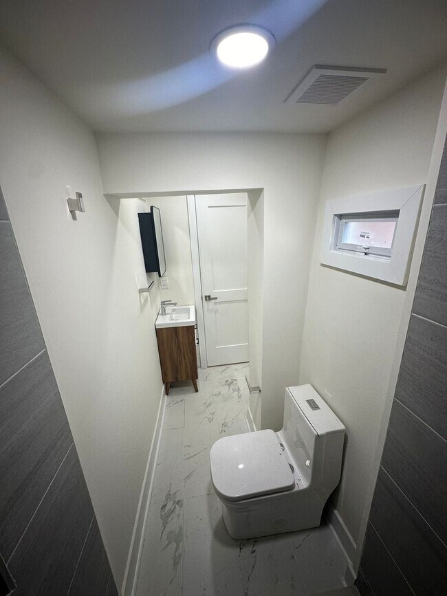 Building Photo - Beautiful Unit in  unit in a good location in south Philly