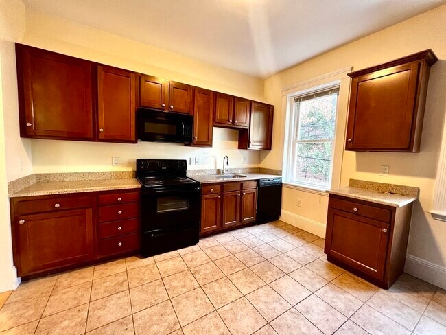 Building Photo - 102 Trowbridge St