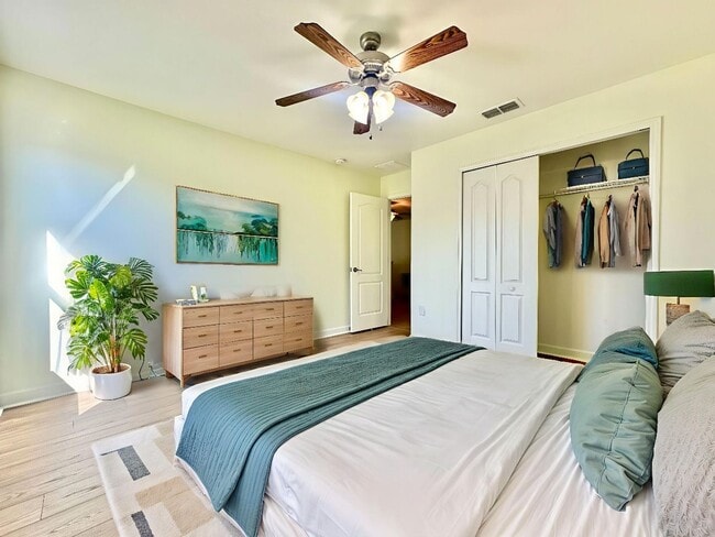 Building Photo - Upscale and modern 5bedroom/2.5bath home in Festival Community!