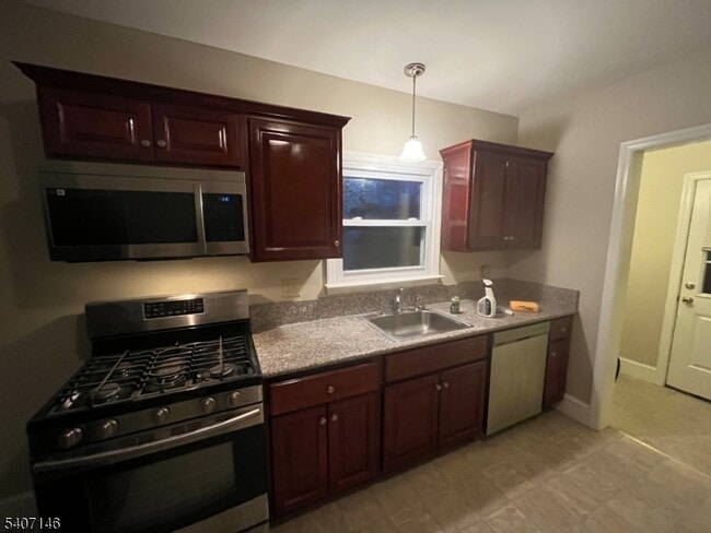 Building Photo - 94 Summit Ave