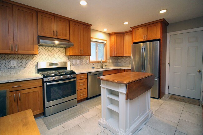 Building Photo - Gorgeous, Remodeled 3 Bed/2 Bath Mid-Century Ranch on Huge Lot – Lake Oswego!
