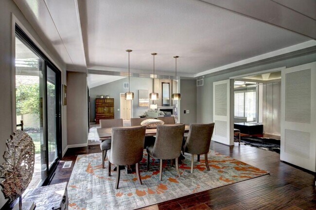 Building Photo - Elegant Fully Renovated 3/3 in Fair Oaks!