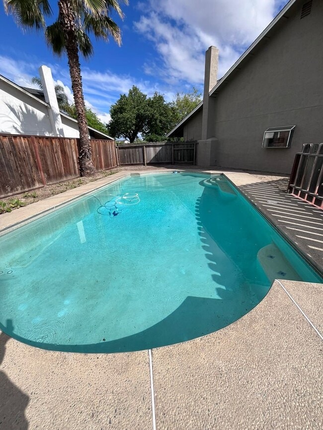 Building Photo - No Deposit