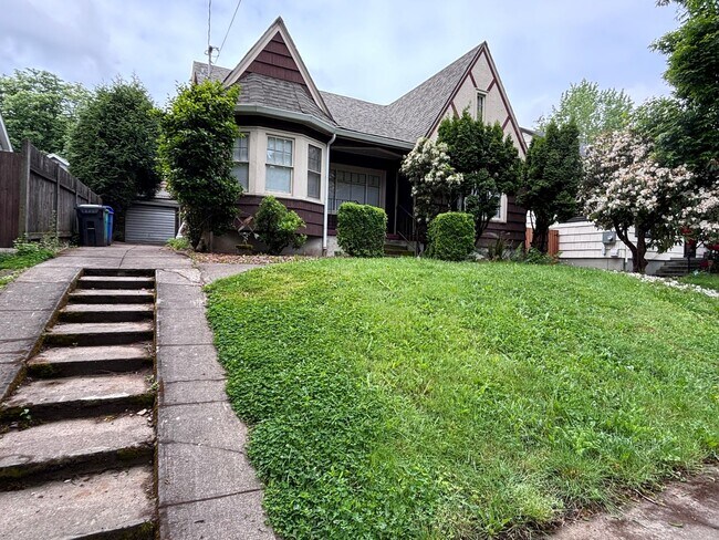 Building Photo - Newly updated 4 bedroom house in Laurelhurst neighborhood!