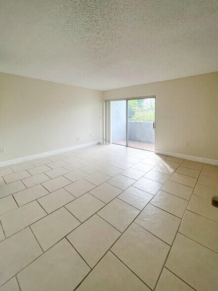 Building Photo - 9351 Fontainebleau Blvd