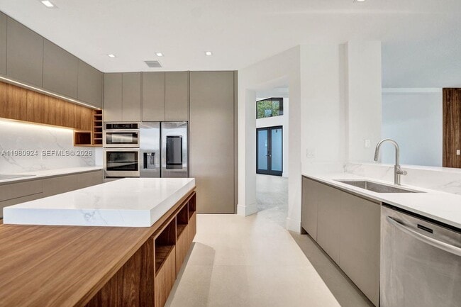 Building Photo - 4100 E Gardenia Ave