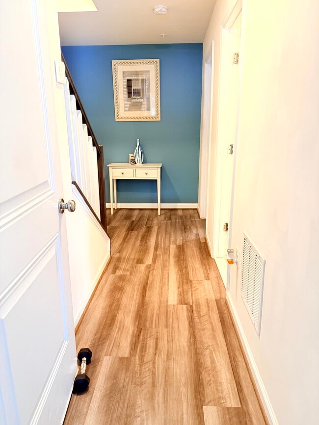 Building Photo - Private room with all utilties included