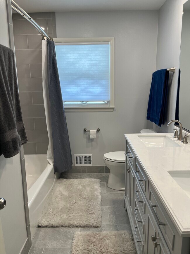 Building Photo - 8445 N Greenvale Rd