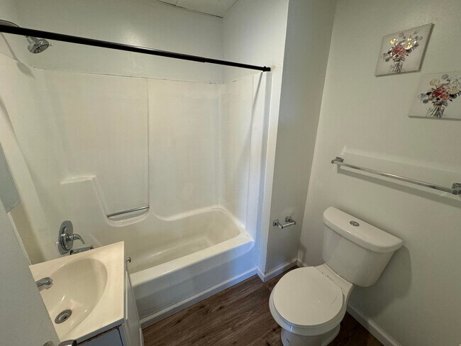 Building Photo - 507 Broadway St