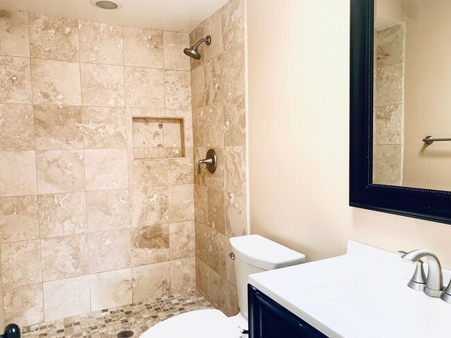 Building Photo - BEAUTIFUL 4 BEDROOM, 2 BATH SINGLE STORY HOME