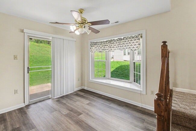 Building Photo - Beautiful Spacious Townhome