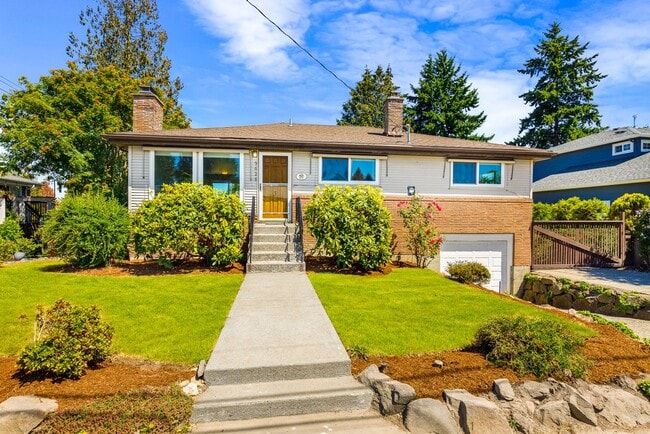 Building Photo - Crown Hill 3 Bedroom Daylight Basement Home