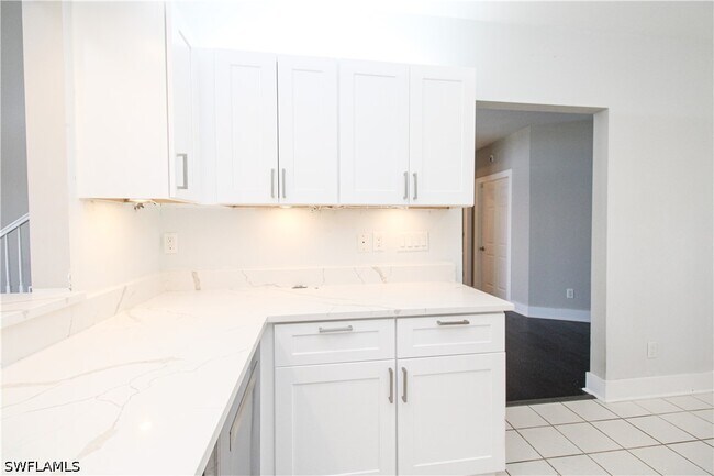 Building Photo - 135 Lady Palm Dr