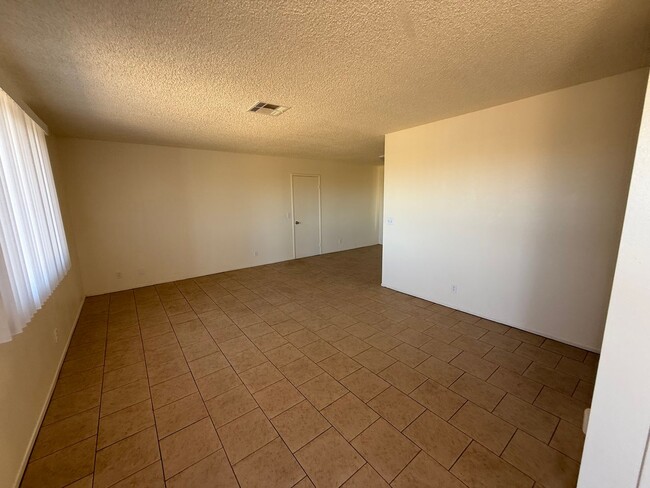 Building Photo - Hesperia Duplex-Spacious 2 Bedrooms, 1 Bathroom, New Interior Paint