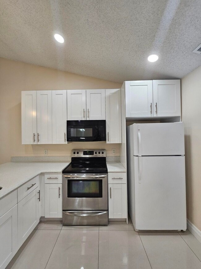 Building Photo - 480 Hardwood Pl