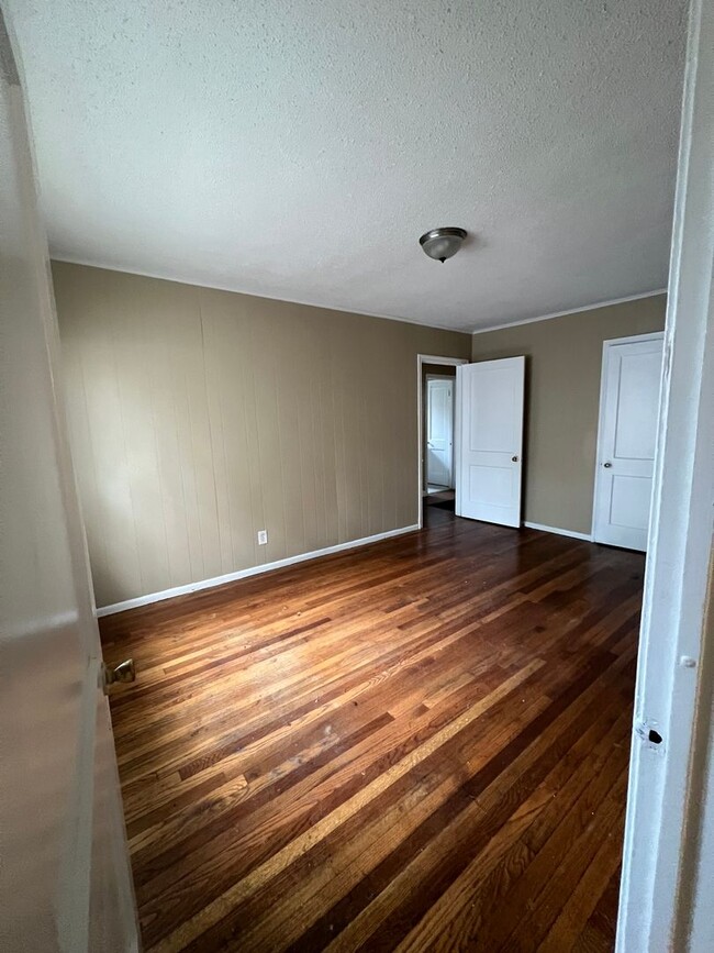 Building Photo - Beautiful and Spacious Section 8 friendly ...