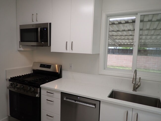 Building Photo - Single Family House in Desirable Neighborhood