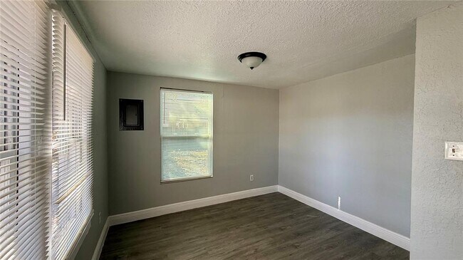 Building Photo - 508 N Finley Ave