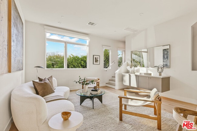 Building Photo - 3222 S Barrington Ave