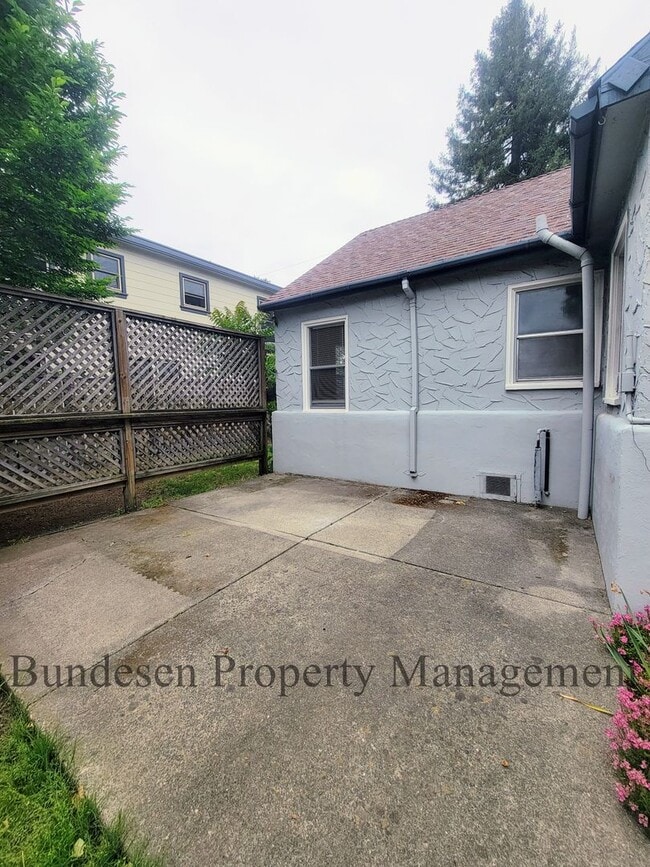 Building Photo - Charming 2 bedroom with vintage appeal