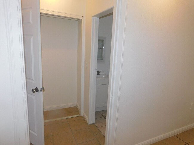 Building Photo - 1007 C St