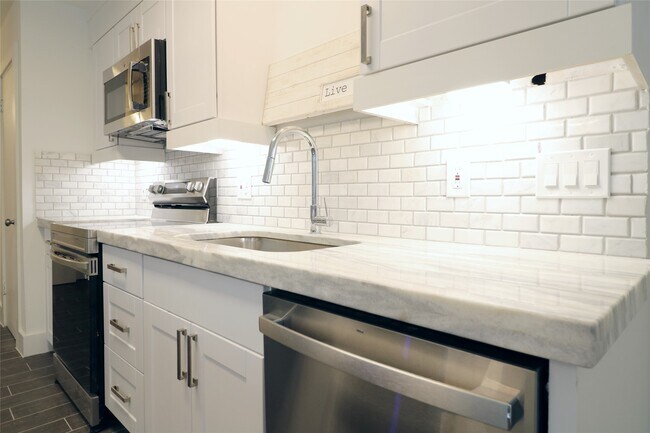 Building Photo - 412 Pacific St