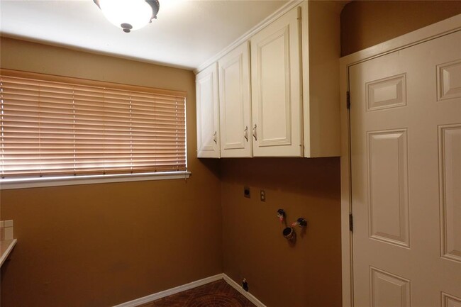 Building Photo - 6314 Sandy Oaks Dr