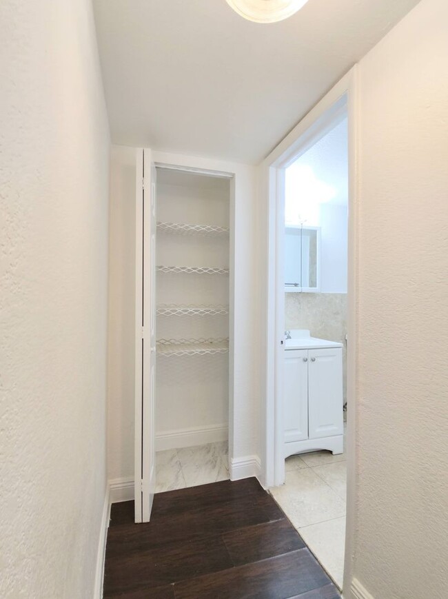 Building Photo - Gorgeous and Spacious 2/1 Unit in Hialeah