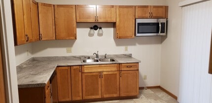 Building Photo - 3 BEDROOOM/1.5 BATH TOWNHOUSE