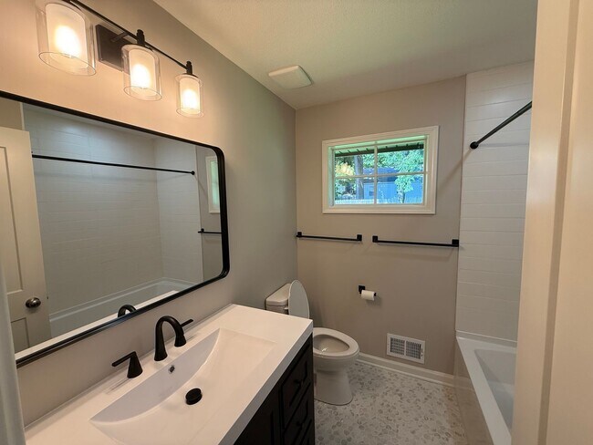 Building Photo - Westwood KS Renovated 3 Bed/2.5 Bath MainLevel Home with Attached Garage and Utilities w/Fee, Own...