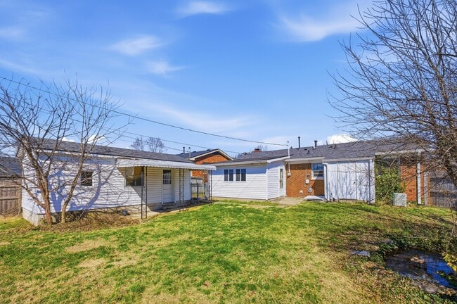 Building Photo - 2147 Palms Dr