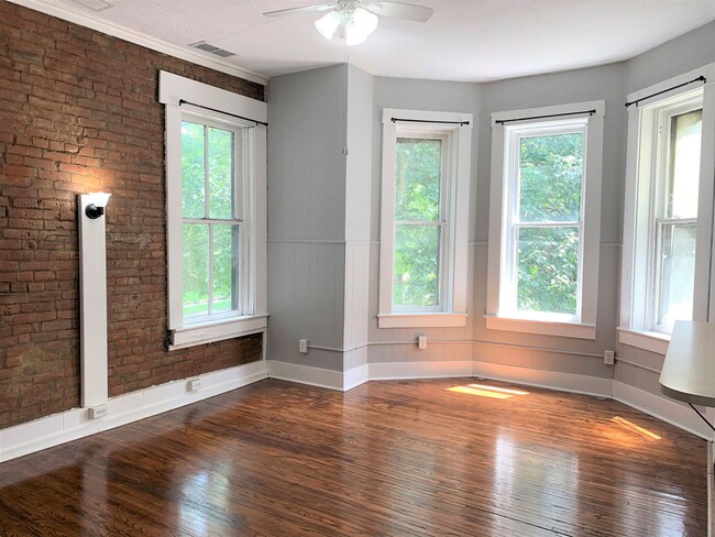 Building Photo - 831 S 6th St