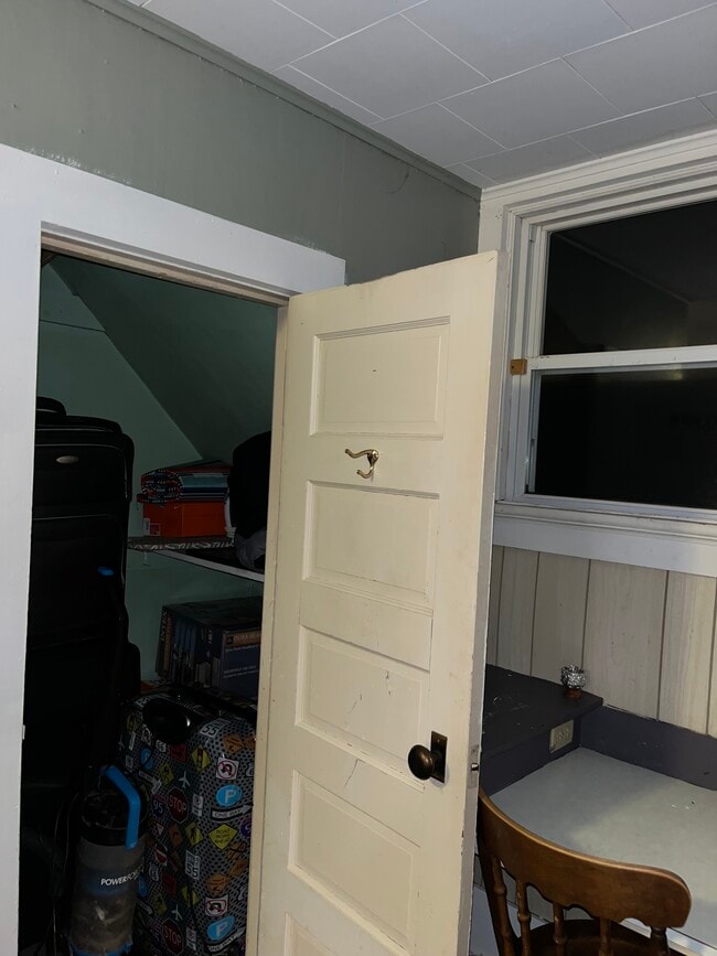 Building Photo - 2 Ford