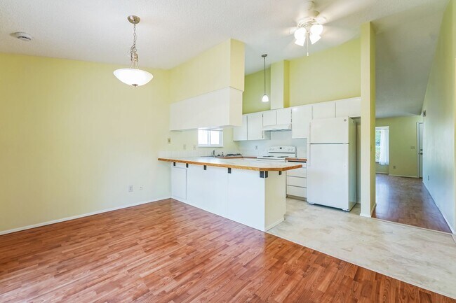 Building Photo - $1000 off first month's rent!